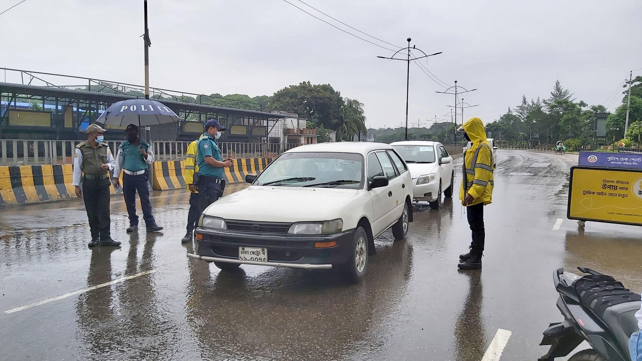 লকডাউন বাস্তবায়নের কঠিন কাজ সফল করে দিল বৃষ্টি