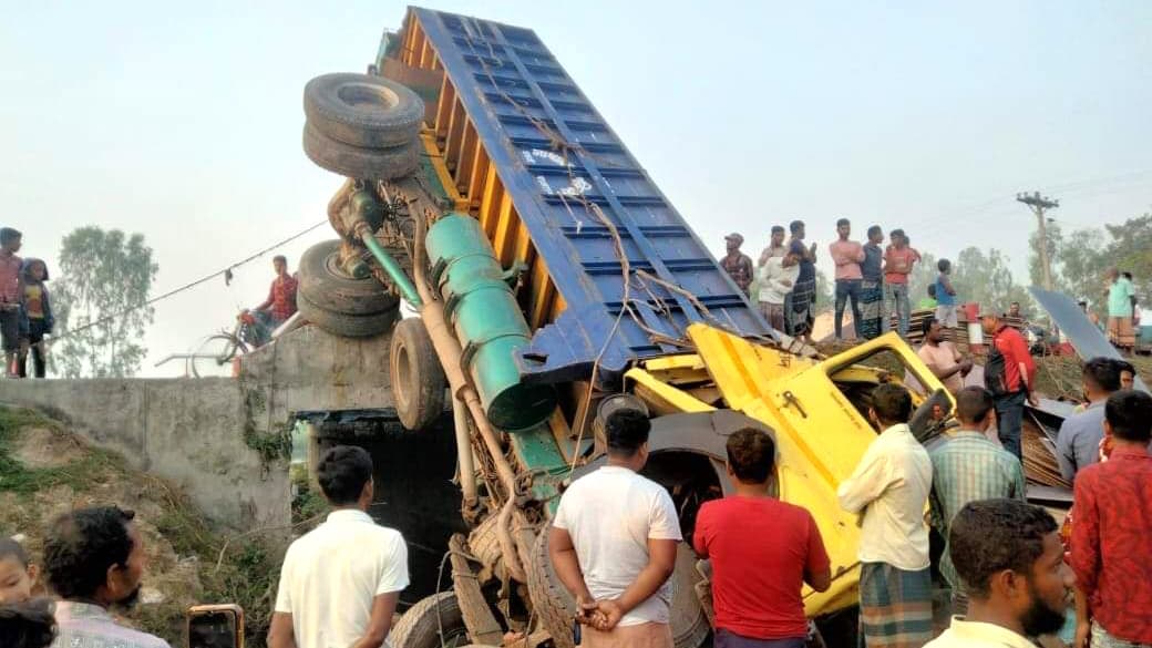 নবাবগঞ্জে ট্রাক উল্টে চালক নিহত