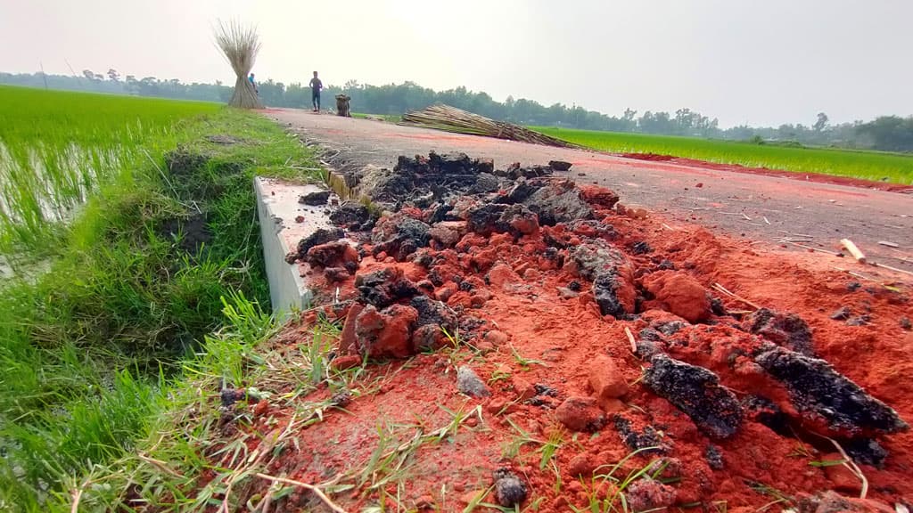 রাস্তা সংস্কারের ৭ দিনের মাথায় উঠে যাচ্ছে পিচ ঢালাই