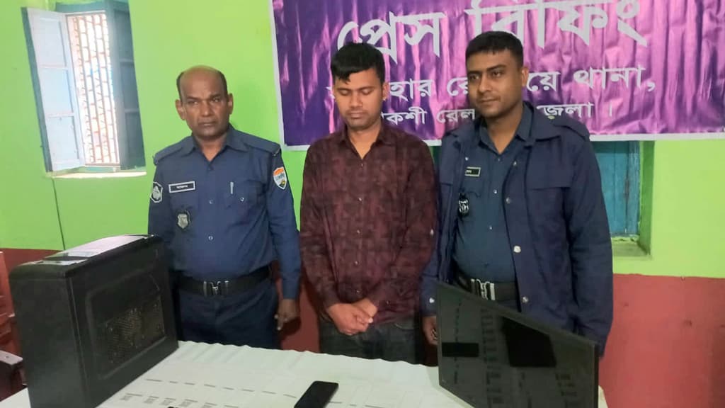 বগুড়ায় বেশি দামে ট্রেনের টিকিট বিক্রির সময় কালোবাজারি গ্রেপ্তার