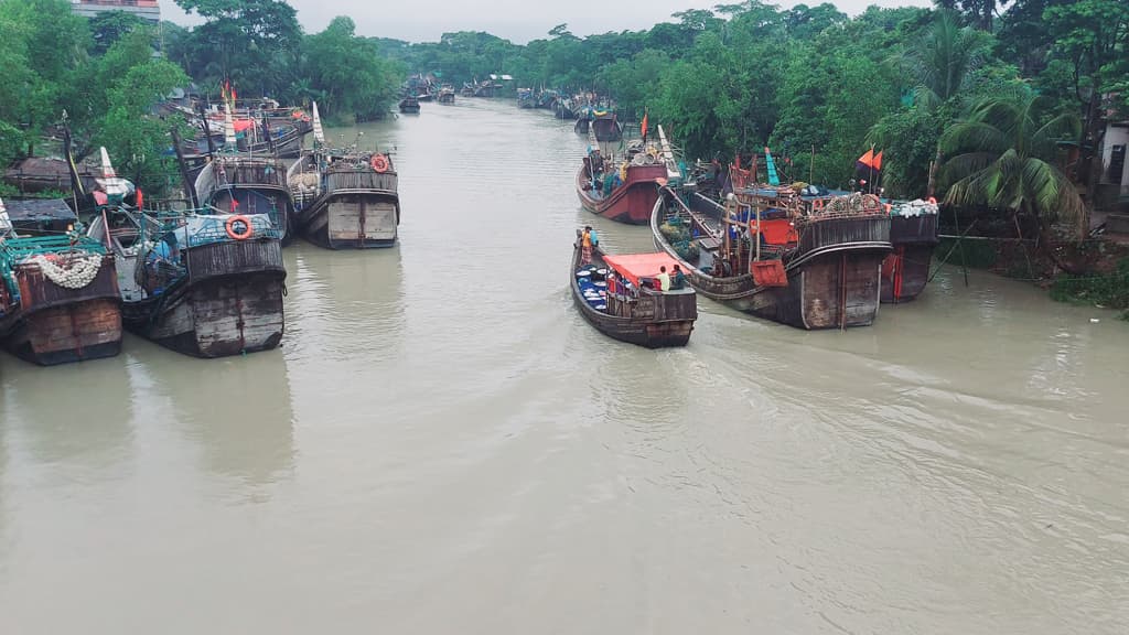 সাগরে ট্রলারডুবির ঘটনায় পাথরঘাটার ৪ জেলে উদ্ধার, নিখোঁজ ৮