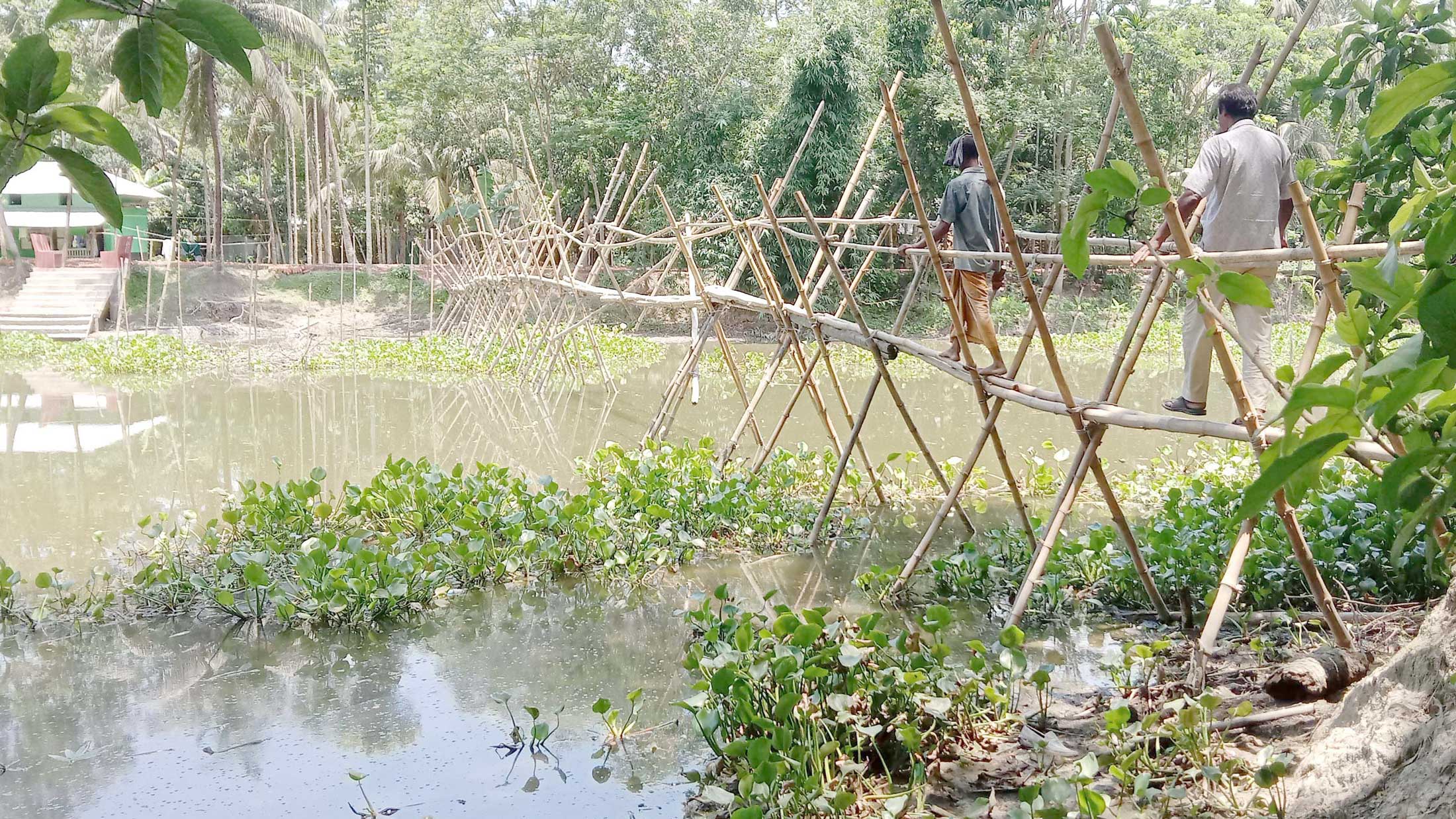 সেতু না থাকায় দুর্ভোগ