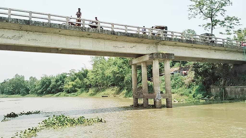 শেরপুরে ড্রেজারের ধাক্কায় ভেঙে গেল সেতুর পিলার