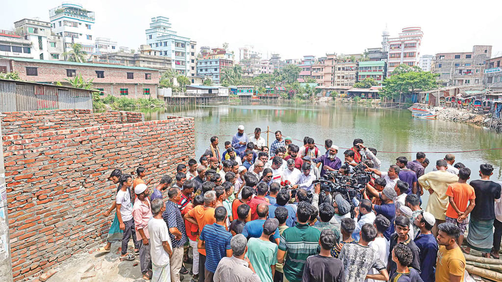 গেন্ডারিয়ায় ডিআইটি পুকুর দখল করে দোকানপাট