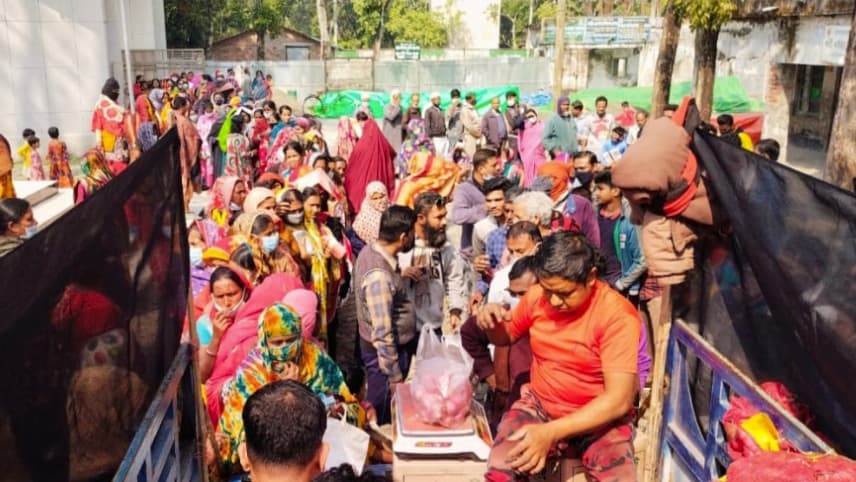 খালি হাতেই ফিরছেন অনেকে