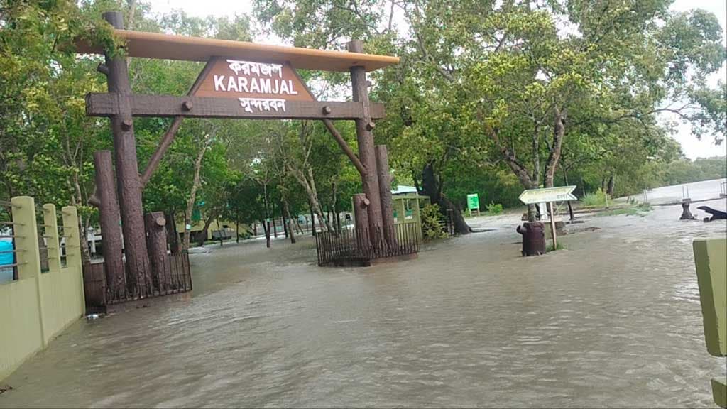 জোয়ারে প্লাবিত সুন্দরবন, প্রাণীদের নিয়ে শঙ্কা, আতঙ্কে বাগেরহাটের মানুষ 