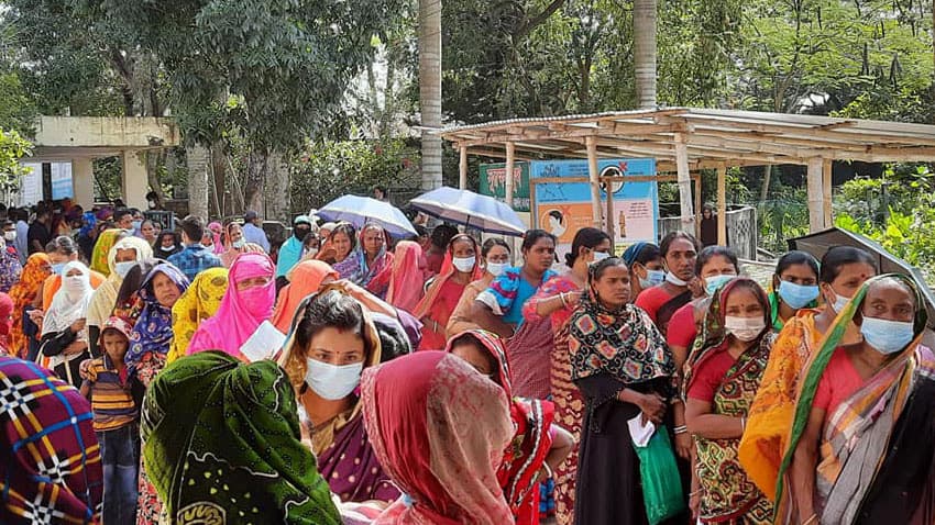 দাকোপে প্রতিদিন টিকা নিচ্ছেন হাজারো মানুষ