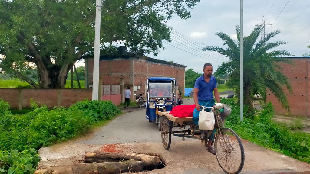 দেড় বছর ধরে কালভার্ট ভাঙা, চলাচলে ঝুঁকি