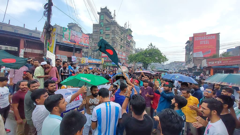 ১ ঘণ্টা পর তাঁতীবাজার সড়ক ছাড়লেন আন্দোলনরত জবি শিক্ষার্থীরা