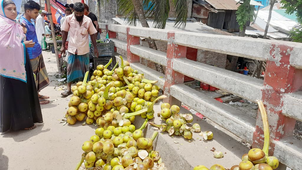 ভ্যাপসা গরমে চাহিদা বেড়েছে তালশাঁসের