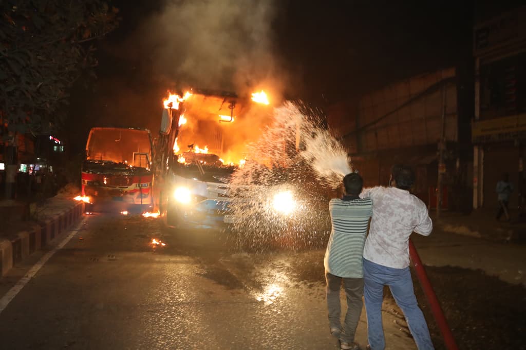 রামপুরায় অগ্নিসংযোগ ও ভাঙচুরে ১২টি বাস ক্ষতিগ্রস্ত