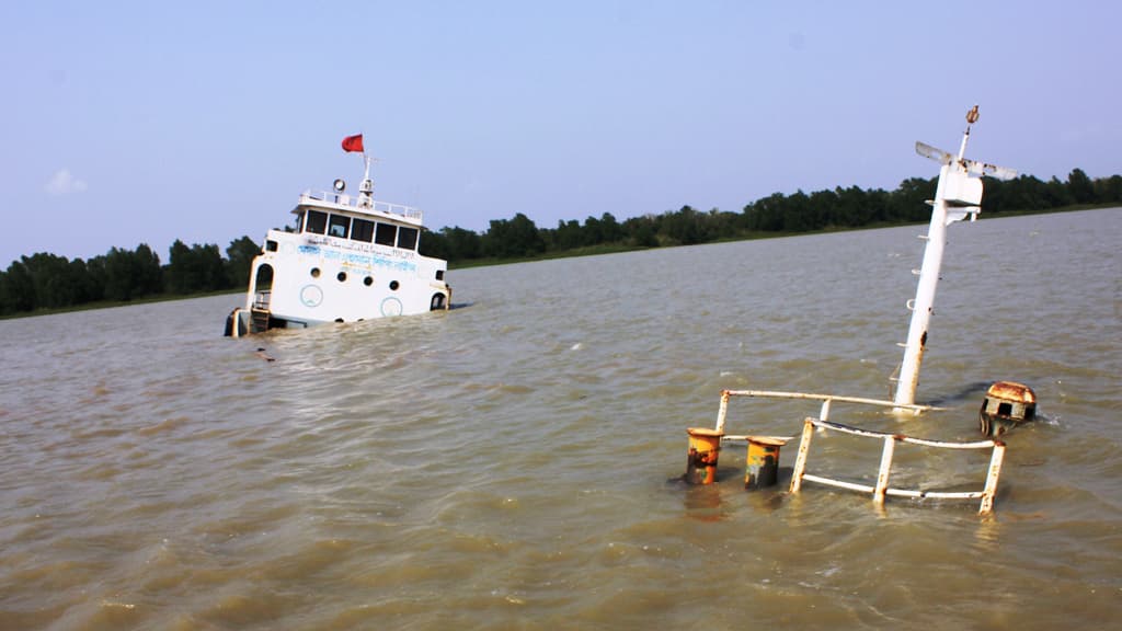 সার্ভে সনদ ছাড়াই চলছে নৌযান