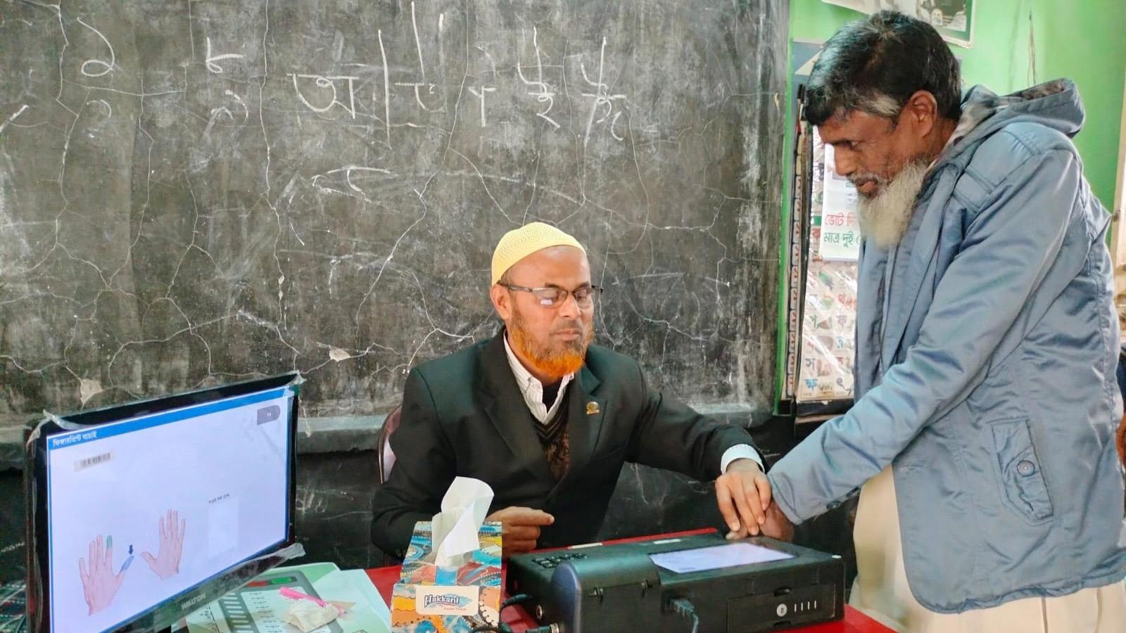 ‘মেশিনোত নোগুল ঘষাঘষি করিয়াও টিভিত ছবি আসিল না, ভোট দিবার পাও নাই’