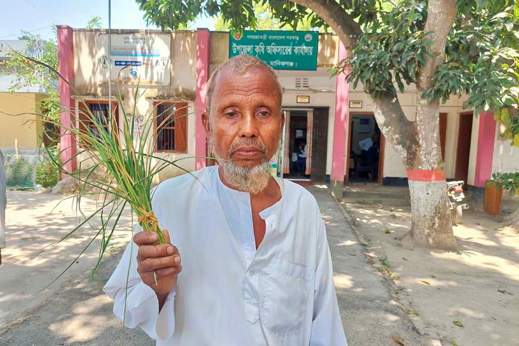 ‘আমি কি আপনার কামলা দেই’, পরামর্শ চাইতে আসা কৃষককে কৃষি কর্মকর্তা