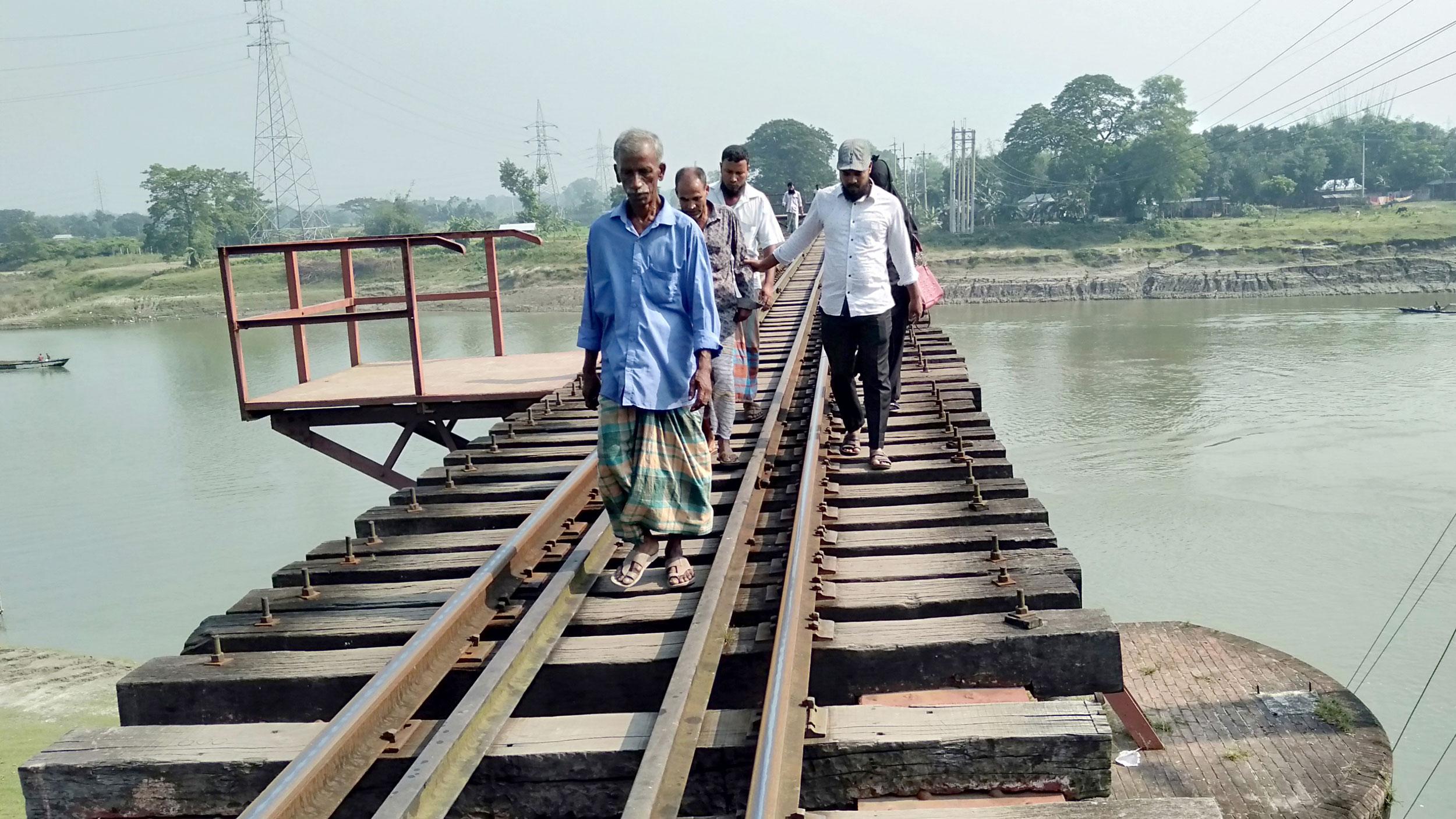 ঝুঁকি জেনেও রেল সেতুর ওপর দিয়ে চলাচল