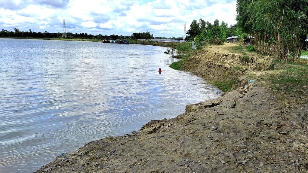 শঙ্খ নদীর ভাঙনের শিকার বাঁশখালীর রাতাখোদ্দ গ্রাম