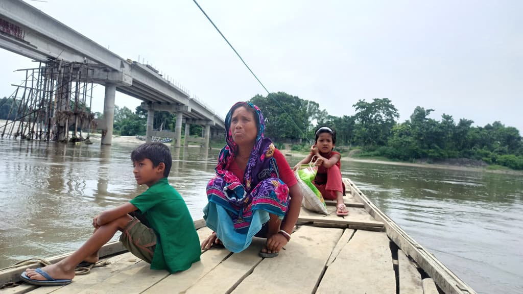 ৫ বছরেও শেষ হয়নি কাঁকড়া নদীতে সেতুর নির্মাণকাজ