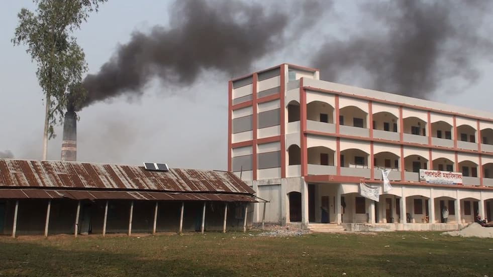 অবৈধ ইটভাটার ধোঁয়া বন্ধের শঙ্কায় কলেজ