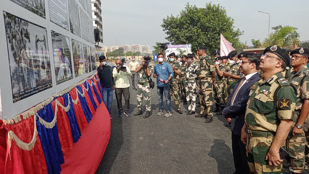 কলকাতায় মুক্তিযুদ্ধের ওপর মোবাইল চিত্র প্রদর্শনীর উদ্বোধন