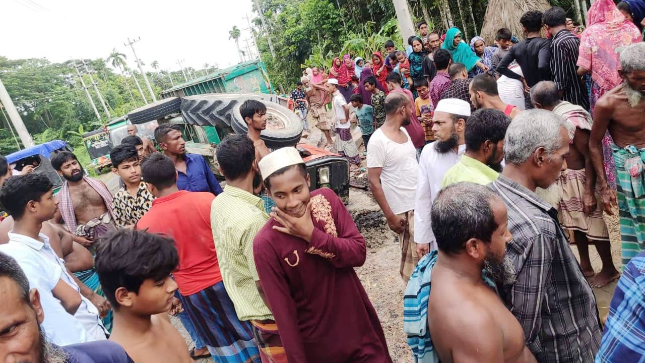 ট্রাক্টর ট্রলি খাদে পড়ে নিহত ১, আহত ৩ 