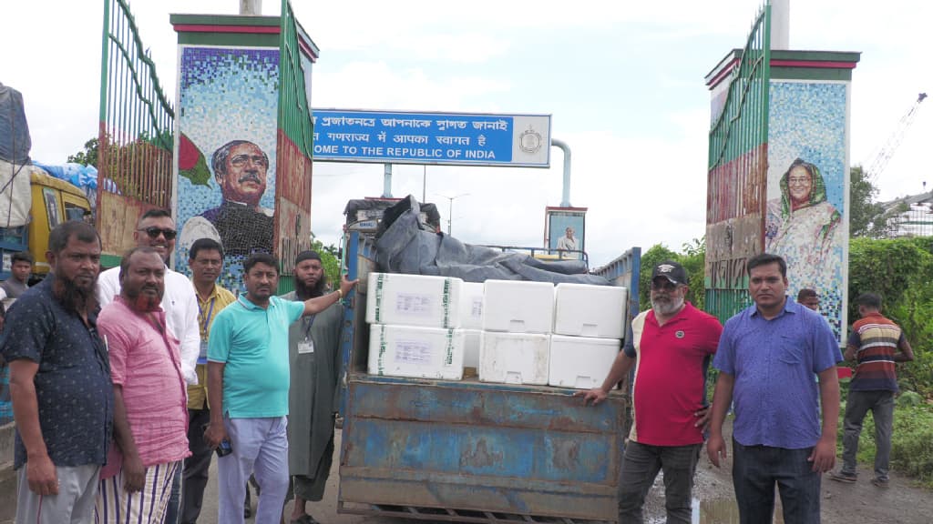 বেনাপোল বন্দর দিয়ে প্রথম ভারতে মাছের রেণু রপ্তানি