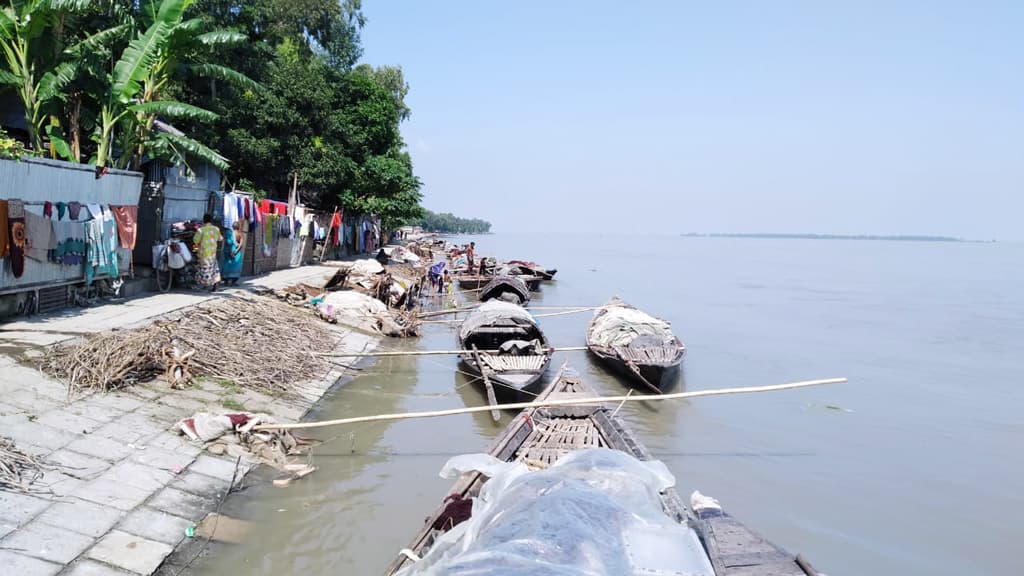 ব্রহ্মপুত্র নদে আটকে পড়া নৌকা ঘাটে ফিরেছে