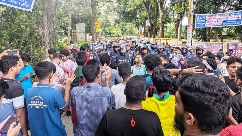 কোটা সংস্কার আন্দোলন: কুবি শিক্ষার্থীদের ওপর পুলিশের টিয়ার শেল, আহত ২