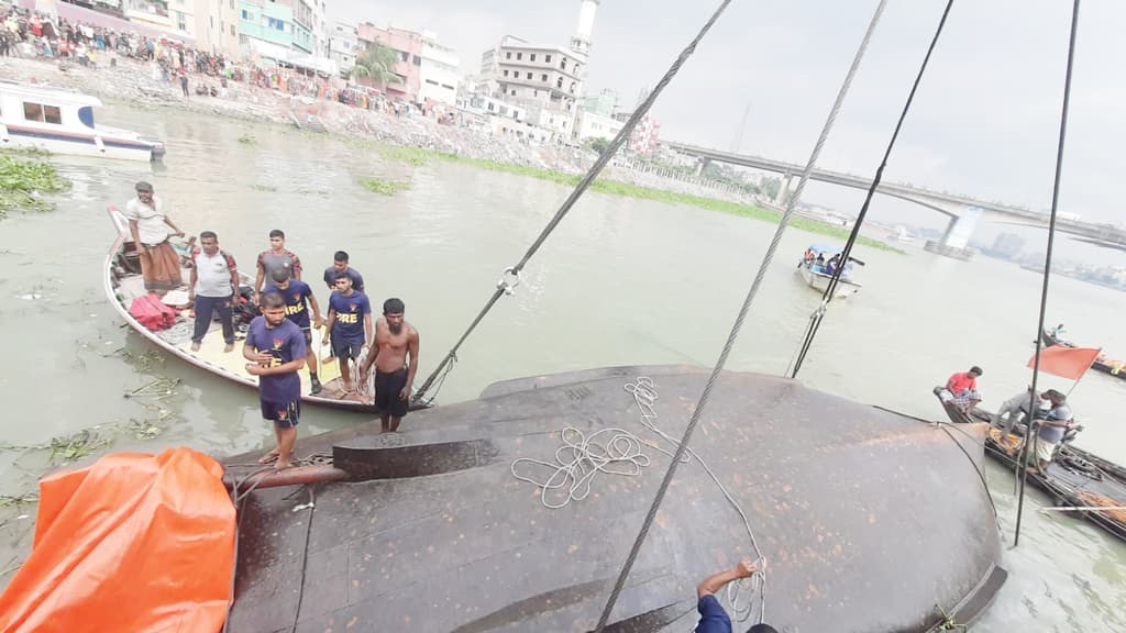 বুড়িগঙ্গায় তলিয়ে যাওয়া যাত্রীবাহী ওয়াটার বাসের উদ্ধার অভিযান