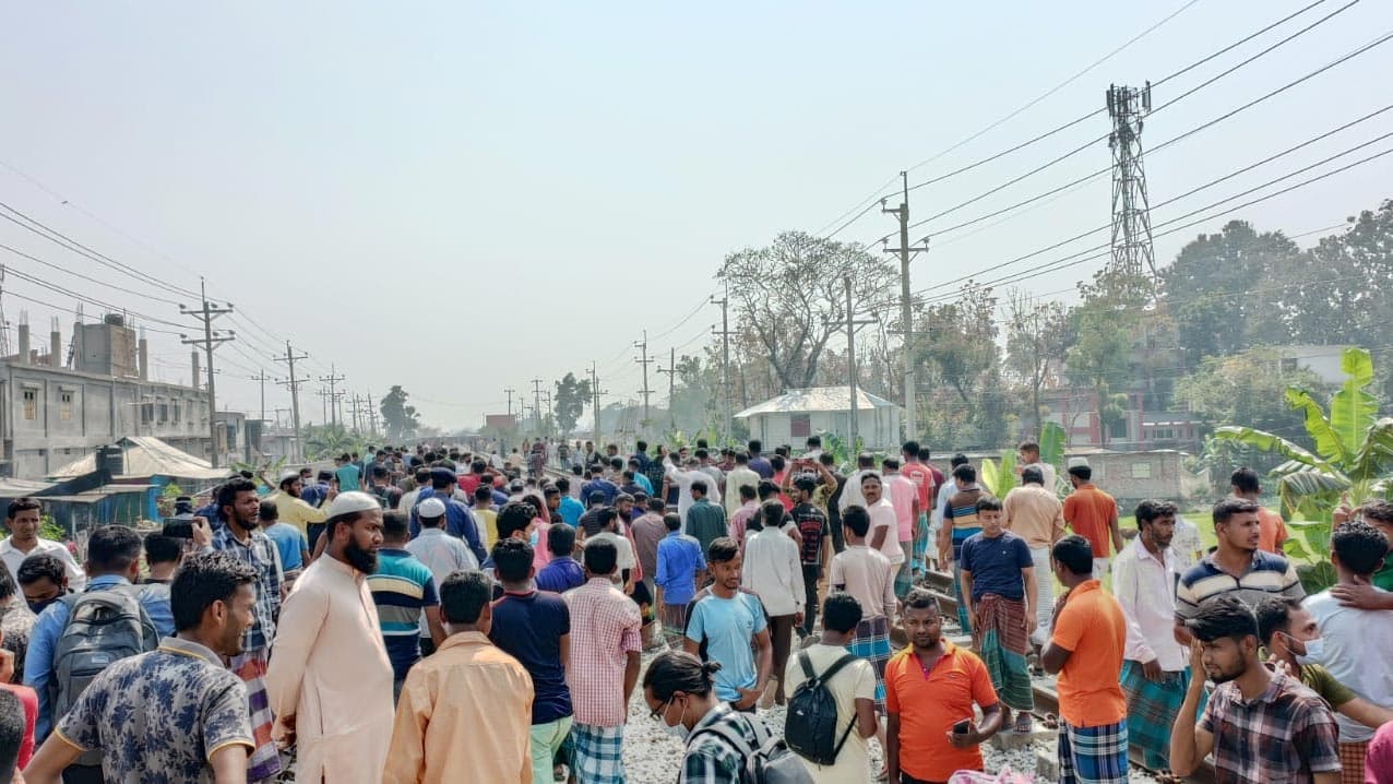 কুমিল্লায় ট্রেনে কাটা পড়ে ৩ শিক্ষার্থী নিহত