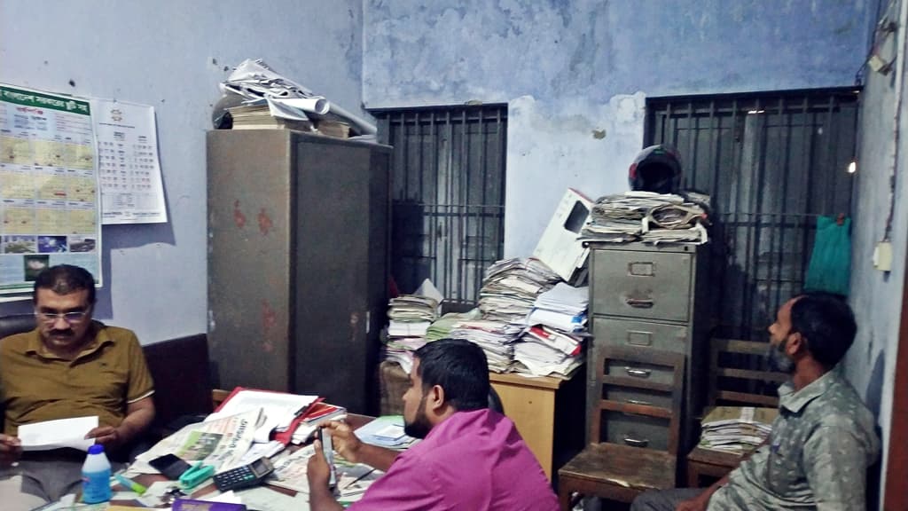 বাগেরহাটে জরাজীর্ণ শিক্ষা ভবনে ঝুঁকি নিয়ে কার্যক্রম