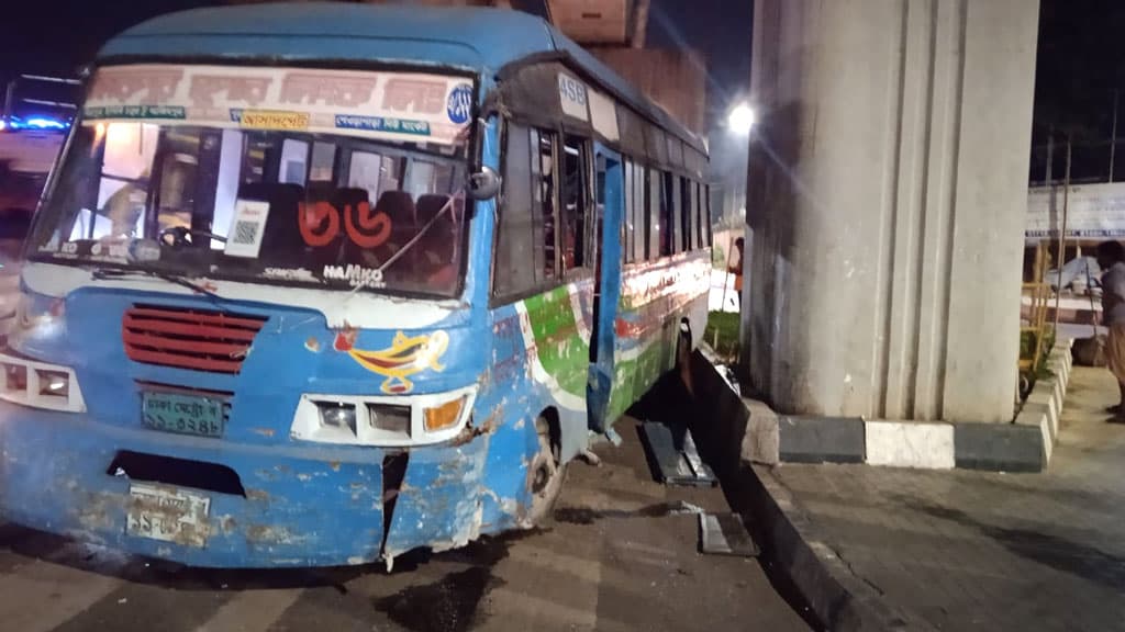 মেট্রোরেলের পিলারে বাসের ধাক্কা, হাসপাতালে নারী