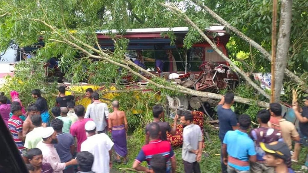 কাশিয়ানীতে বাস-ট্রাকের মুখোমুখি সংঘর্ষে নিহত ৬