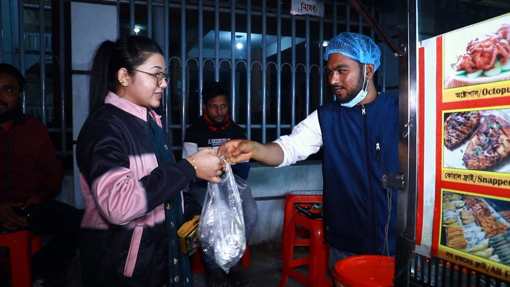 বগুড়ায় ফুটপাতেই বিক্রি হচ্ছে কাঁকড়া-অক্টোপাস