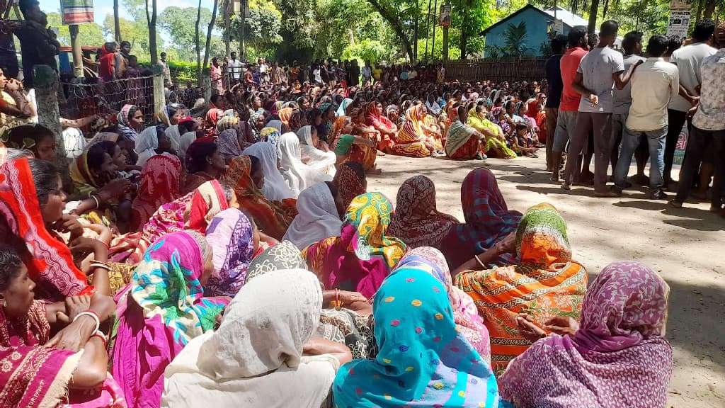 চা-পাতা নষ্ট হওয়ার অভিযোগে শ্রমিকদের বিরুদ্ধে বাগান কর্তৃপক্ষের জিডি