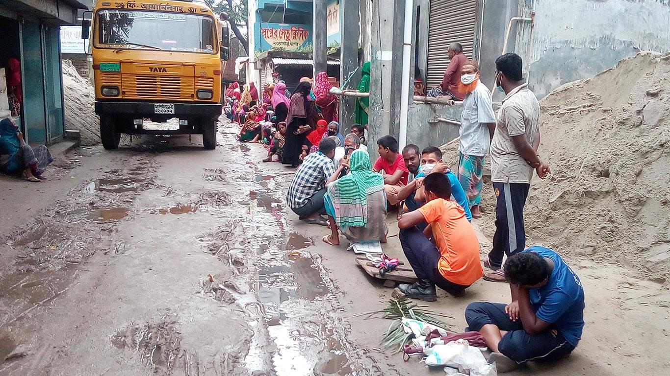 ওএমএসের চাল নিতে ভোর রাতে দীর্ঘ লাইন