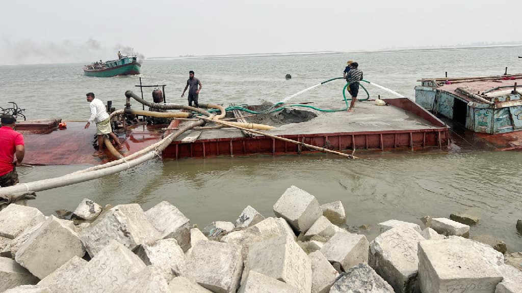 সুন্দরগঞ্জে অবৈধভাবে বালু তোলায় ব্যবসায়ীকে ১০ লাখ টাকা জরিমানা