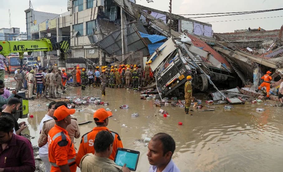 ভারতের লক্ষ্ণৌতে ভবন ধসে নিহত ৮