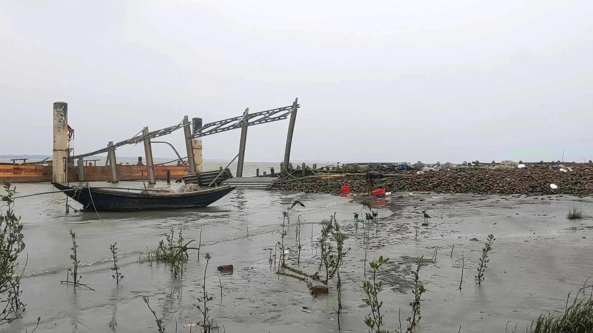 ঘূর্ণিঝড় রিমালে ক্ষতিগ্রস্ত রায়েন্দা-মাছুয়া ঘাট, ২৫ দিন ধরে ফেরি চলাচল বন্ধ