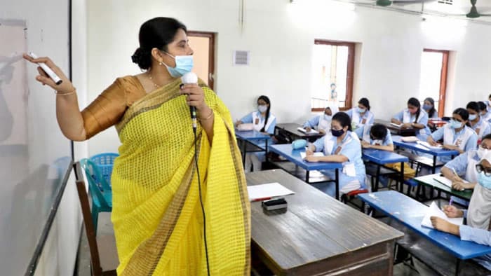 প্রজনন স্বাস্থ্য নিয়ে পড়াতে  সংকোচ শিক্ষকদের