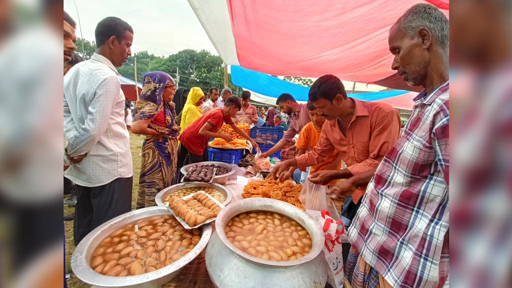 নিমেষেই বিক্রি ১০ লাখ টাকার মিষ্টি