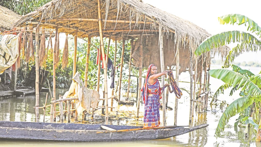 হাওরের লড়াকু নারীরা