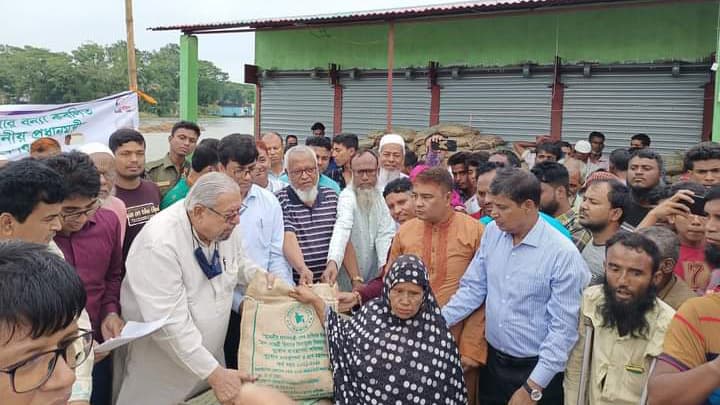 বন্যার্তদের মাঝে ত্রাণ বিতরণ করলেন প্রবাসীকল্যাণমন্ত্রী 