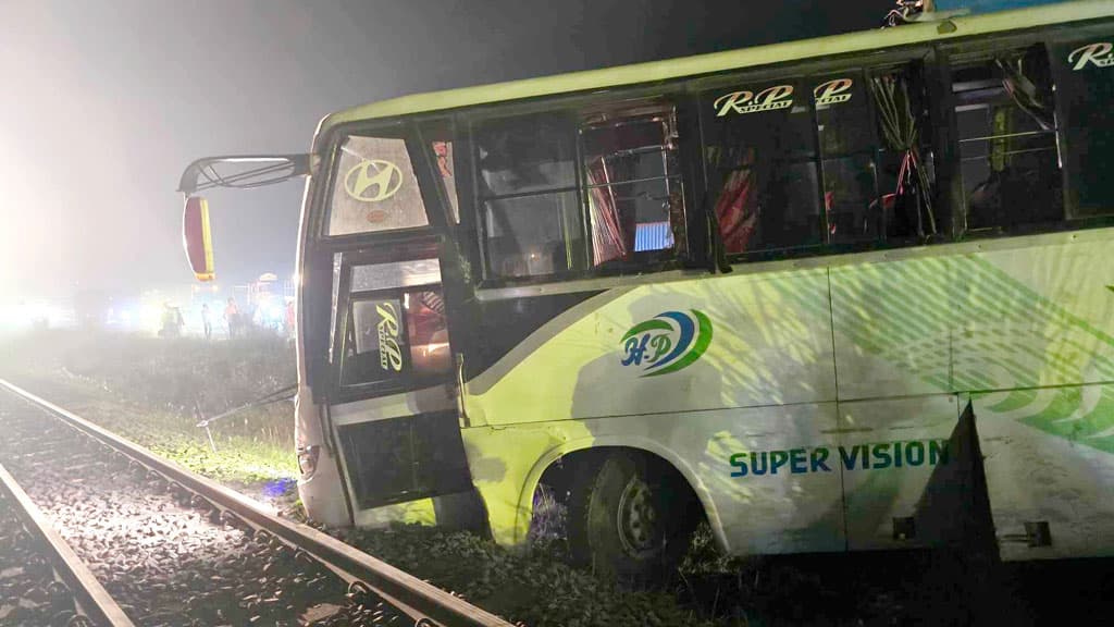 বাস উঠল রেললাইনে, পুলিশের তৎপরতায় রক্ষা পেলেন ট্রেনের হাজারো যাত্রী