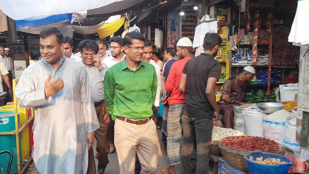 বাজার পরিদর্শনে জেলা প্রশাসক, গা ঢাকা দিলেন অনেক ব্যবসায়ী