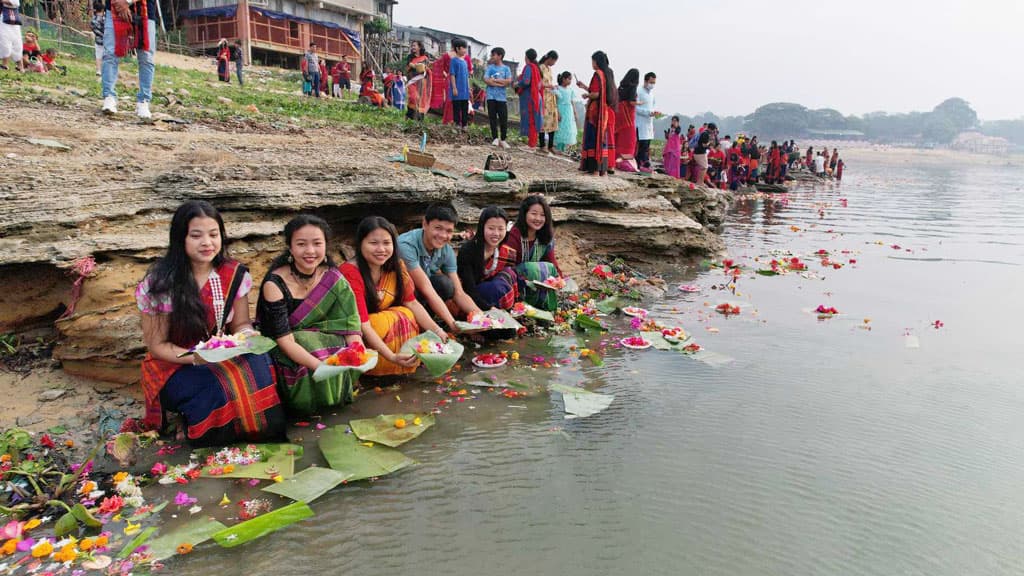 চাকমাদের বিজুর ফুলে রঙিন কাপ্তাই হ্রদের পানি