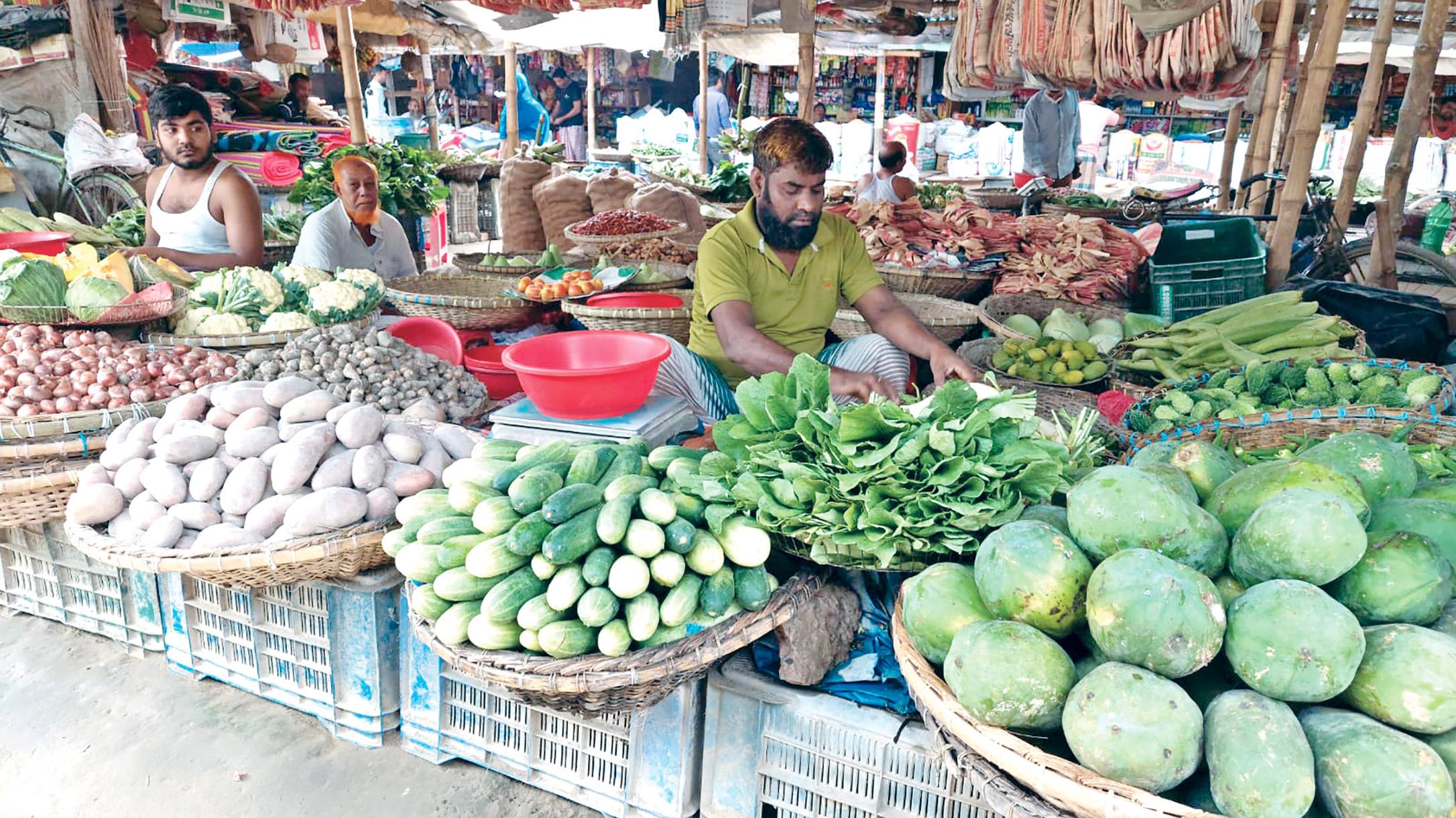 বাজারে সবজি আছে, দাম চড়া