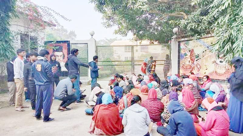 নজরুল বিশ্ববিদ্যালয়ের মেসে আগুন, হল চালুর দাবিতে আমরণ কর্মসূচি