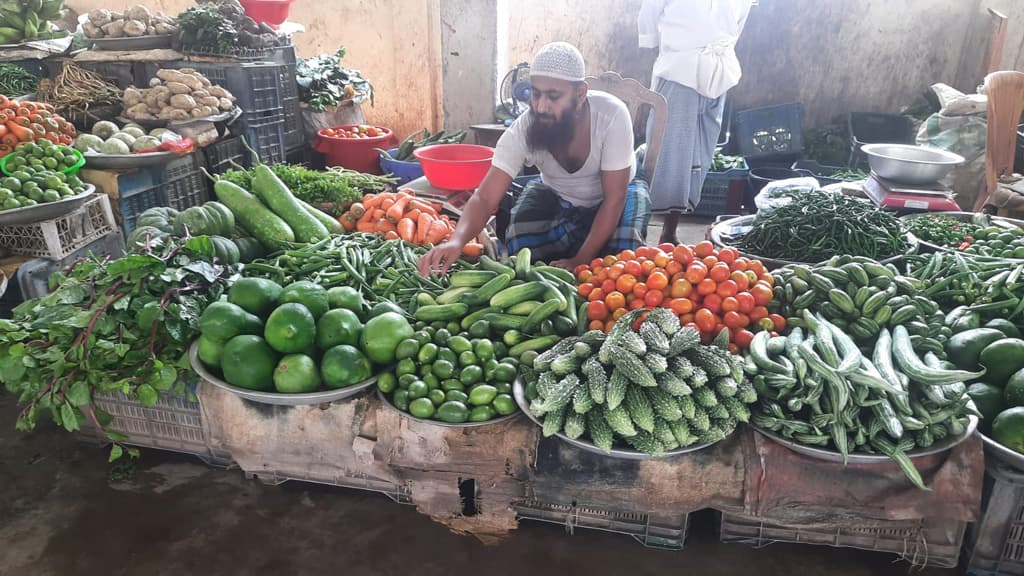 নাগালের বাইরে সবজির দাম