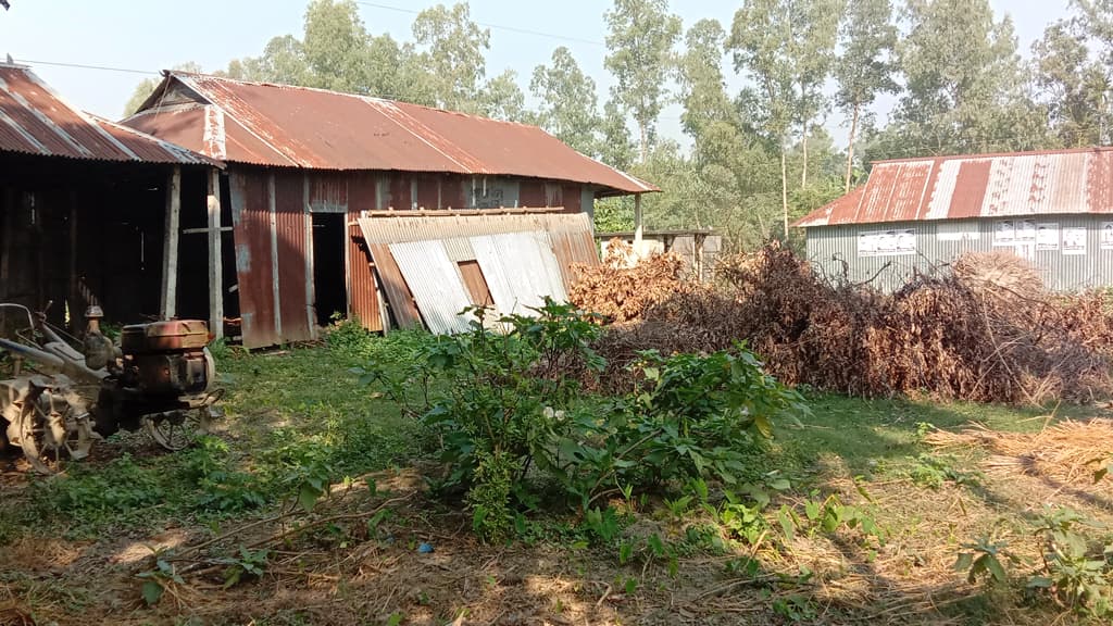 জরাজীর্ণ টিনের ঘরে ভোটের আয়োজন, পরিবর্তনের দাবি