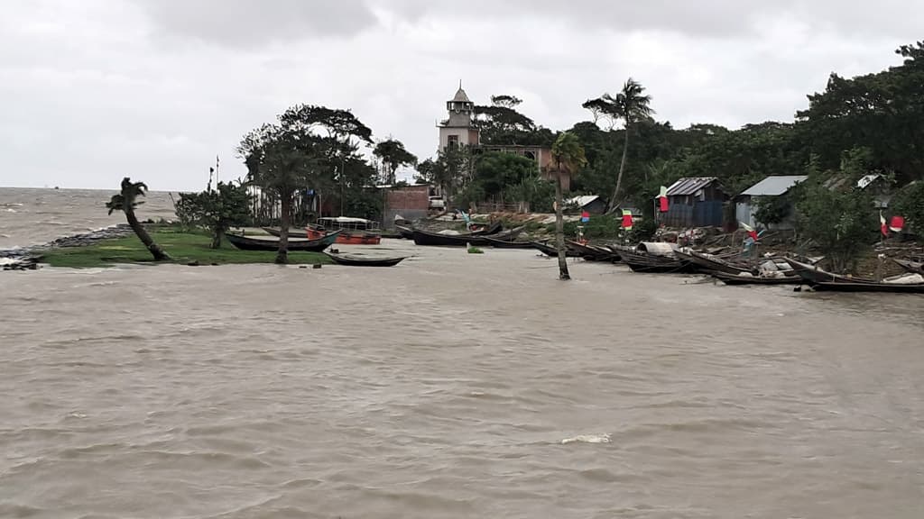 সাগর মোহনায় সাত ট্রলার ডুবি, ২৩ জেলে নিখোঁজ